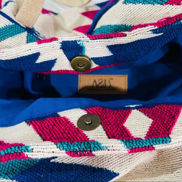 America & Beyond Tribal Everyday Tote NWOT - Picture 4 of 4
